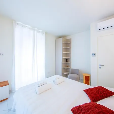 New Apt, Free Parking 2 Min From The Sea Apartment